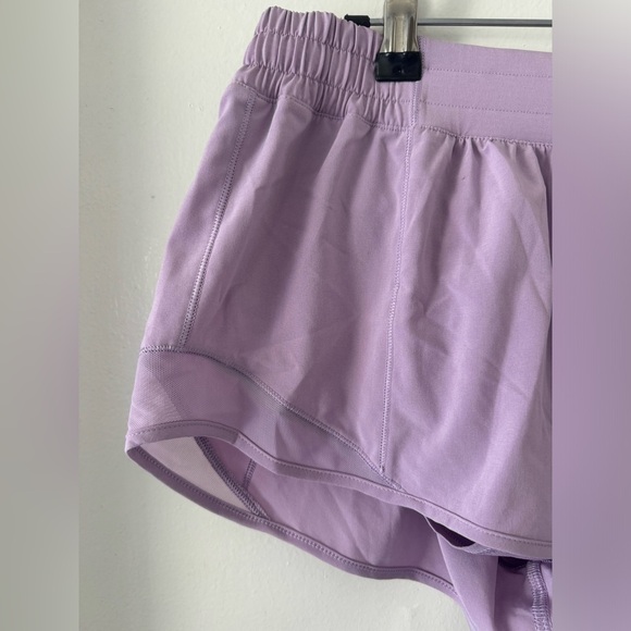 NWT Lululemon Hotty Hot Short II 2.5" in Lilac Quartz - Picture 4 of 10
